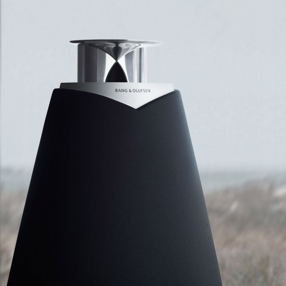 The acoustic lens of the beolab 20 speaker spreading sound evenly in the room